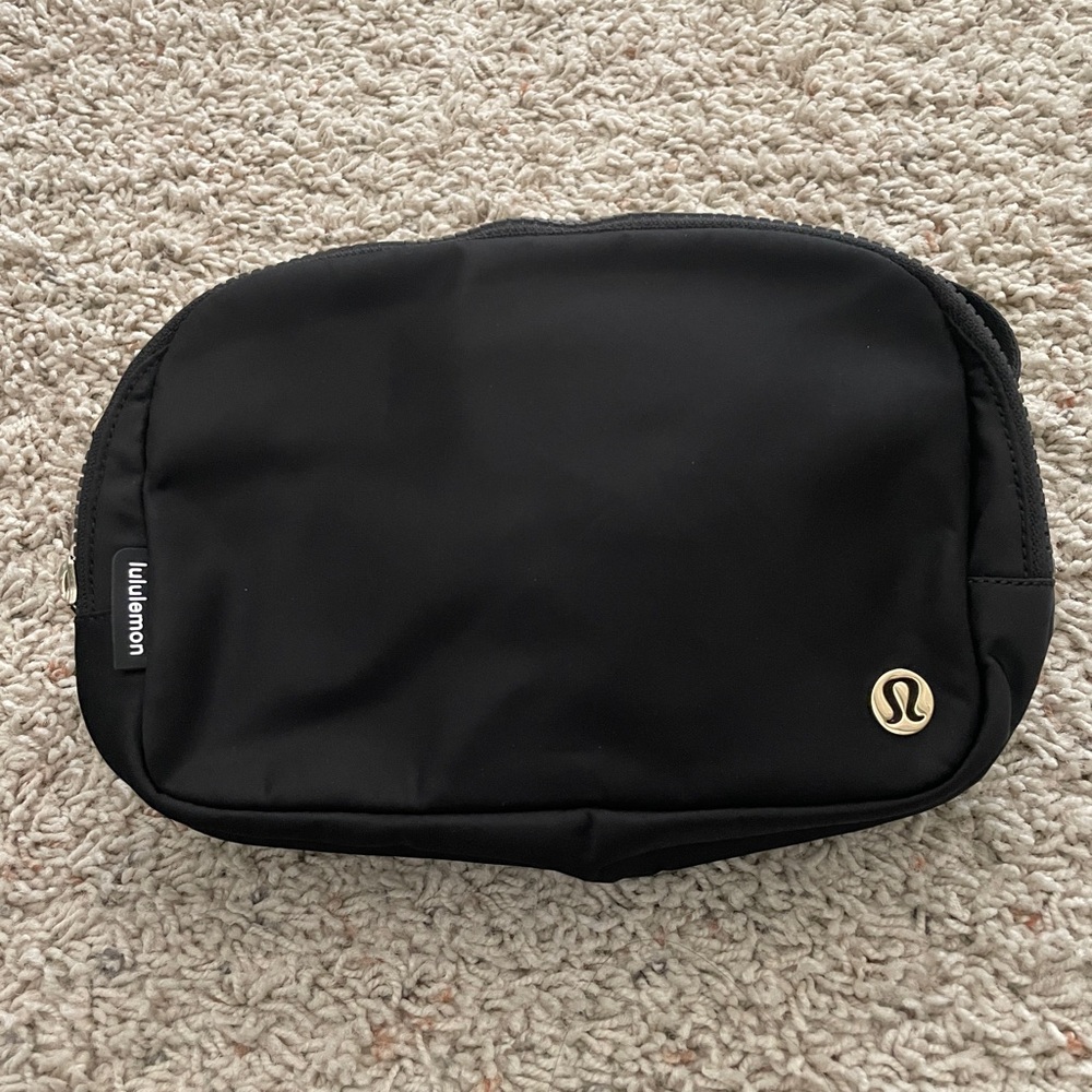 Lululemon Everywhere Belt Bag 2L Black and Gold